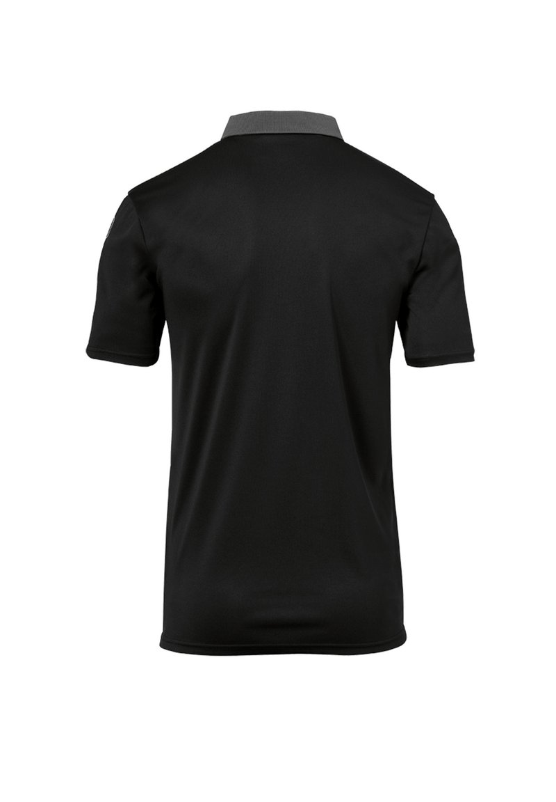 Polo negro de manga corta, con un cuello gris. Fabricado en una tela suave, con un diseño liso y sin patrones o acentos visibles.