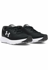 Schwarze Sportschuhe mit einem atmungsaktiven Obermaterial aus Mesh, gewölbtem Design, weißer Mittelsohle und Gummisohle mit strukturierten Grip-Mustern.