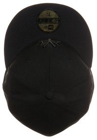 Gorra negra de béisbol con visera plana, hecha de tela texturizada. Presenta un logo en la parte superior y ojales cosidos para ventilación.