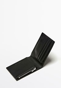 Portefeuille en cuir noir avec un design ouvert, présentant plusieurs emplacements pour cartes, une poche zippée pour les pièces de monnaie et une texture lisse.