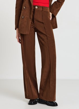 Braune Cordhose mit weitem Bein und hoher Taille, mit vertikalen Rippungen, einem vorderen Knopfverschluss und einer glatten, strukturierten Oberfläche.