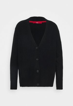 Zwarte geribbelde gebreide cardigan met V-hals, lange mouwen, vier knopen aan de voorkant en rood merkembleem aan de binnenkant van de hals.