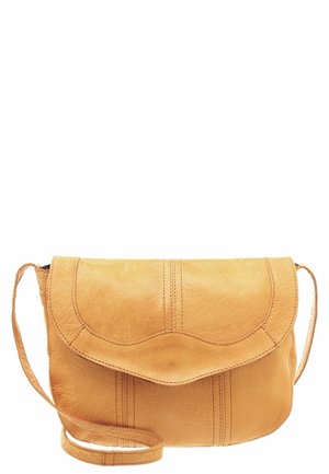 Cognackleurige leren crossbodytas met afgeronde klep en zichtbare stiksels, voorzien van een lange verstelbare schouderriem.