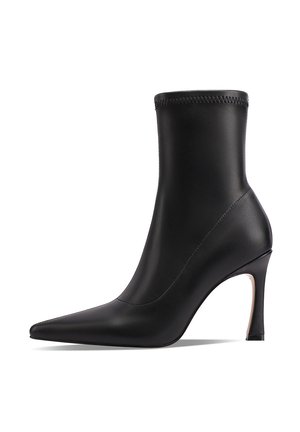 Stivaletti in pelle nera con punta affusolata, tacco stiletto sottile e superficie liscia, con dettagli di cucitura intorno alla parte superiore.