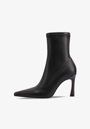 Stivaletti in pelle nera con punta affusolata, tacco stiletto sottile e superficie liscia, con dettagli di cucitura intorno alla parte superiore.