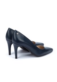 Scarpe con tacco alto in pelle blu navy con punta appuntita, aperture laterali e un accento del logo dorato sul retro. Texture liscia e tacco sottile.