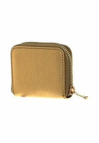 Petit portefeuille rectangulaire en cuir beige avec une fermeture éclair métallique sur le bord en tissu, tirette de fermeture éclair visible sur un fond blanc.
