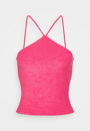 Débardeur côtelé rose avec fines bretelles ajustables et silhouette ajustée. Le matériau est doux avec une texture subtile.