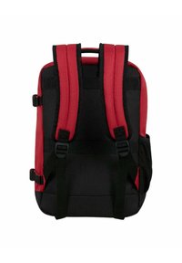 Musta ja punainen reppu, jossa pehmustetut olkahihnat, säädettävät soljet ja sivutaskut. Valmistettu kestävästä kankaasta, jossa on vahvistetut saumat.
