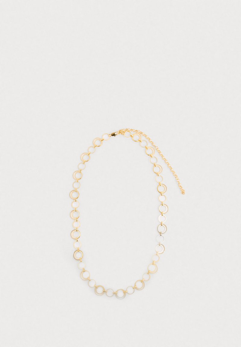 Kultaketju, jossa on pyöreitä lenkkejä, vuorottelevat läpinäkyvät ja läpikuultavat osat, varustettuna lukolla ja säädettävällä ketjukiinnityksellä.