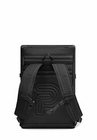 Mochila negra con un diseño estructurado, con correas de malla y detalles texturizados. Incluye un logo en relieve que aporta profundidad.