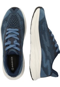 Blaue Sportschuhe mit einem strukturierten, gewebten Obermaterial und einem Zickzackmuster, flachen Schnürsenkeln und einer weißen, gepolsterten Sohle.