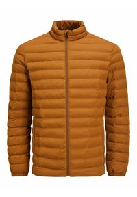 Giacca a vento in giallo senape, con colletto alto, chiusura a zip e design trapuntato con cuciture orizzontali per un'ulteriore isolamento.