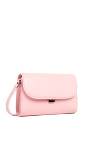 Clutch in ecopelle rosa con chiusura a pattina, dotato di tracolla removibile e hardware in tonalità argento. Texture liscia e design minimalista.