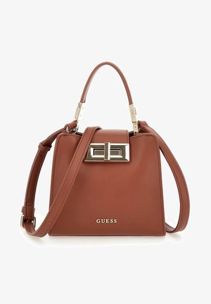 Bolso Guess de cuero marrón con asa superior, correa de hombro ajustable y cierre rectangular de plata sobre fondo blanco.