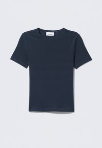 T-shirt à manches courtes bleu marine en tissu doux. Il présente un col rond et une silhouette droite, sans motifs ni accents visibles.