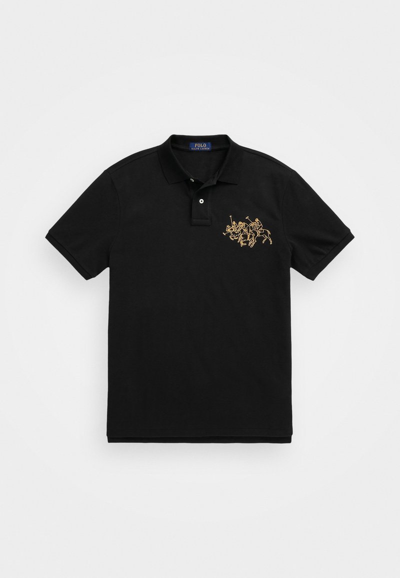 Polo noir à manches courtes avec col et deux boutons, présentant un petit motif brodé doré d'un joueur de polo sur la poitrine gauche.