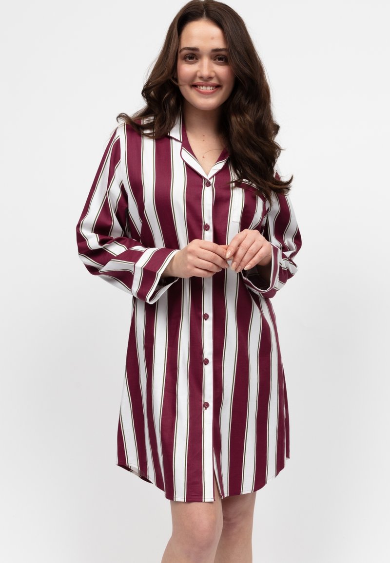 Vestito da pigiama a righe marrone e bianco con maniche lunghe, chiusura frontale con bottoni e una tasca sul petto. Tessuto morbido con una vestibilità comoda.
