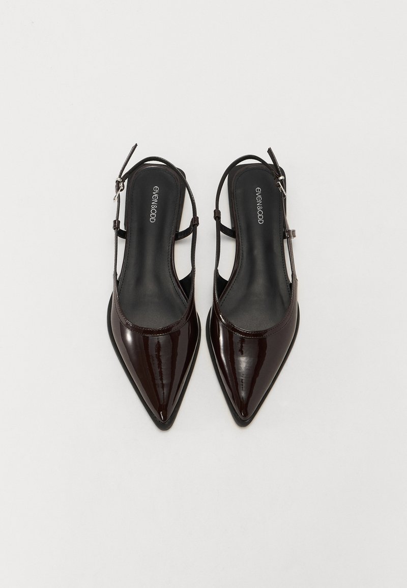 Chaussures slingback à bout pointu en cuir verni marron foncé. Dotées d'une fine bride à la cheville et d'une silhouette élégante avec une finition lisse.
