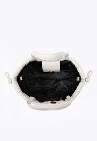 Borsa a mano in pelle bianca con un design morbido e raccolto. L'interno presenta un tessuto nero con un motivo sottile e un compartimento con zip.