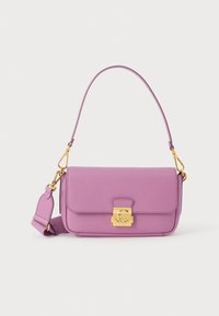 Borsa a mano in pelle viola con forma strutturata, chiusura a patta e hardware dorato. Presenta una tracolla rimovibile per versatilità.