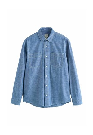 Modrá chambray košeľa s dlhým rukávom, zapínaním na gombíky vpredu a dvoma náprsnými vreckami, položená na bielom pozadí.