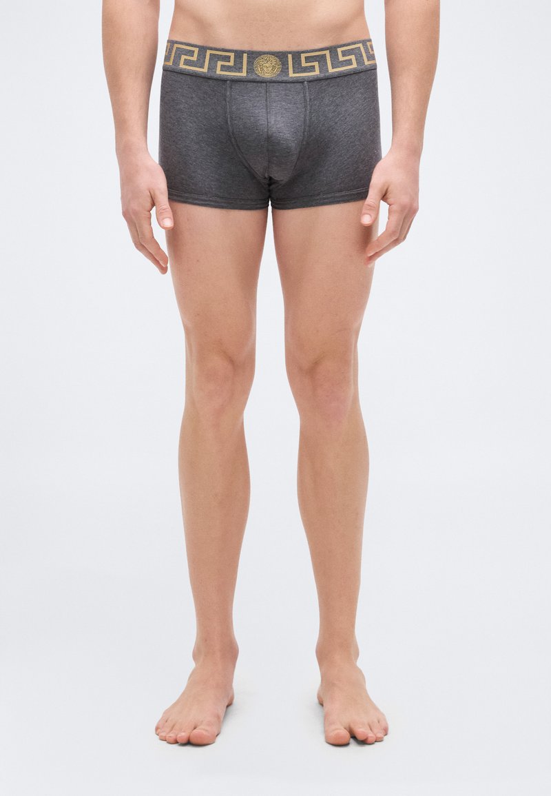 Γκρι βαμβακερά σλιπ μποξέρ με χρυσή ζώνη μέσης με σχέδιο κλειδί της Ελλάδας. Σχεδιασμένα για εφαρμοστή γραμμή.