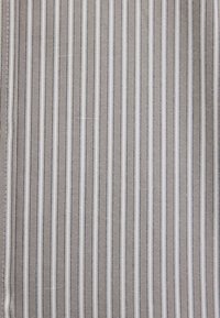 Grauer Stoff mit dünnen vertikalen weißen und dunkelblauen Streifen. Die Textur wirkt glatt, und das Material ist leicht und gewebt.