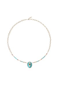 Collier en ton doré mettant en valeur un pendentif en turquoise avec un accent rouge, entrecoupé de petites perles et d'un design de chaîne délicate.