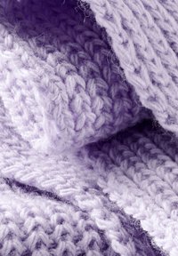 Lână moale și chunky de lavandă cu o textură tricotată, care evidențiază fire groase și un aspect confortabil, cu fibre vizibile și cusături inegale.