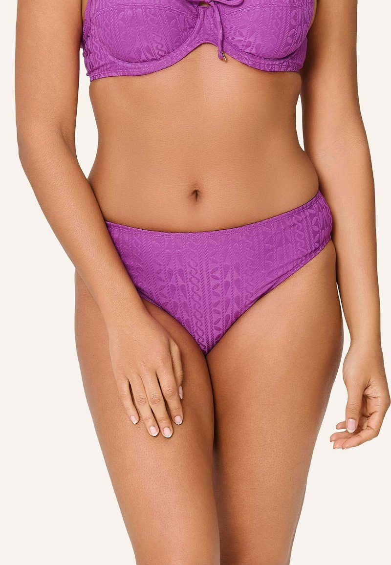 Lila Bikinioberteil mit Bügel und verstellbarer Schnürung, aus strukturiertem Stoff mit dezentem Muster. Passende, hoch taillierte Unterteile.