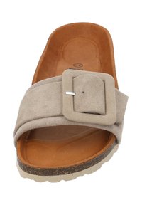Sandale à glissière en suède beige avec une large sangle dotée d'une boucle rectangulaire, un coussin de semelle et une semelle texturée marron.