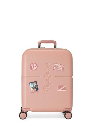 Maleta rígida rosa con cuatro ruedas y asa, decorada con pegatinas de temática de viaje y logo en relieve "Pepe Jeans".