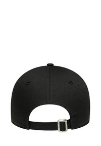 Cappellino da baseball nero con una texture di tessuto liscia, corona arrotondata e cinturino regolabile sul retro con una fibbia metallica.