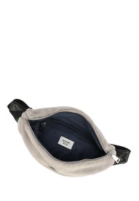 Grå faux fur taske med sorte accenter, lynlåslukning og en mørkeblå indvendig med en lynlås-lomme og mærketikette.