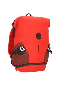 Zaino rosso con un design aerodinamico, dotato di spallacci regolabili, pannelli in rete e accessori metallici. Accenti testurizzati migliorano la durata.