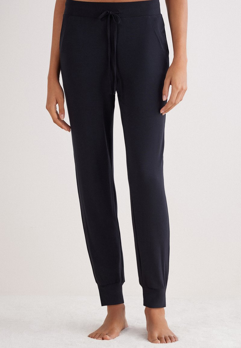 Marina joggerbyxor i mjuk bomullsblandning med elastisk midja, justerbart snöre, sidofickor och ribbad mudd.
