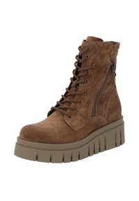 Bota de ante marrón con cordones y cremallera lateral, suela gruesa de plataforma beige, superficie texturizada y detalles de costura reforzada.