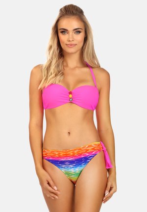 Fuksjowy stanik bikini z trzema wielokolorowymi koralikami na środku, połączony z dołem w gradientowych kolorach z wiązaniem z boku.