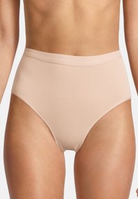 Hochgeschnittene, hautfarbene Unterwäsche aus weichem, glattem Material mit einem schlichten Design und ohne sichtbare Nähte.