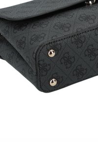 Černá texturovaná kabelka s jemným vzorem loga, hladkými okraji a zlatavými kovovými doplňky na spodní části.