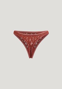 Bas de bikini en dentelle rouge avec un motif géométrique, présentant un design taille basse et des coutures décoratives le long des bords.