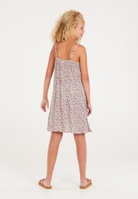 Robe à motif floral avec des fines bretelles, dans des nuances de rose et de blanc, dotée d'une coupe décontractée et d'un design froncé au dos.