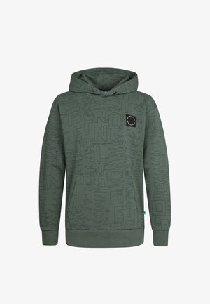 Grüne Kapuzenjacke mit einem strukturierten Muster, Fronttasche und verstellbarer Kapuze, kombiniert mit hellblauen Jeans und weißen Sneakern.