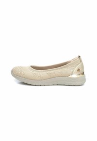 Bailarinas beige de punto con una superficie texturizada y un acento metálico dorado en el tacón. Suela gris ligera. Diseño de punta cerrada.