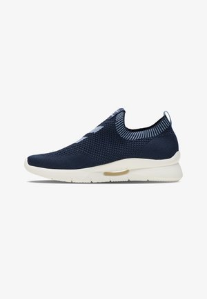Sapatilha atlética em malha azul-marinho com um design slip-on, realces mais claros contrastantes e um topo texturizado. Possui uma entressola branca com uma unidade de ar visível.