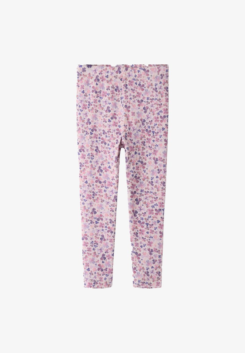 Rožnate pajkice z majhnim celoplošnim cvetličnim vzorcem v odtenkih vijolične in rožnate, razporejene ravno na belem ozadju.