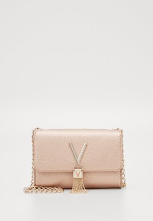 Bolsa de mão em couro texturizado rosa com uma alça em cadeia dourada, apresentando um fecho em forma de V e um tassel decorativo. Design retangular compacto.
