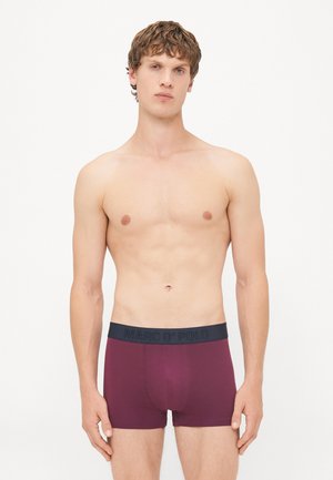 Burgunderfarbene Herrenboxershorts mit einem breiten schwarzen Bündchen, das ein geprägtes Logo trägt. Hergestellt aus weichem, dehnbarem Material mit einer engen Passform.