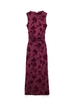 Bezroku garā bordo kleita ar tumšiem ziedu samta rakstiem un rušējumu vidukļa daļā.